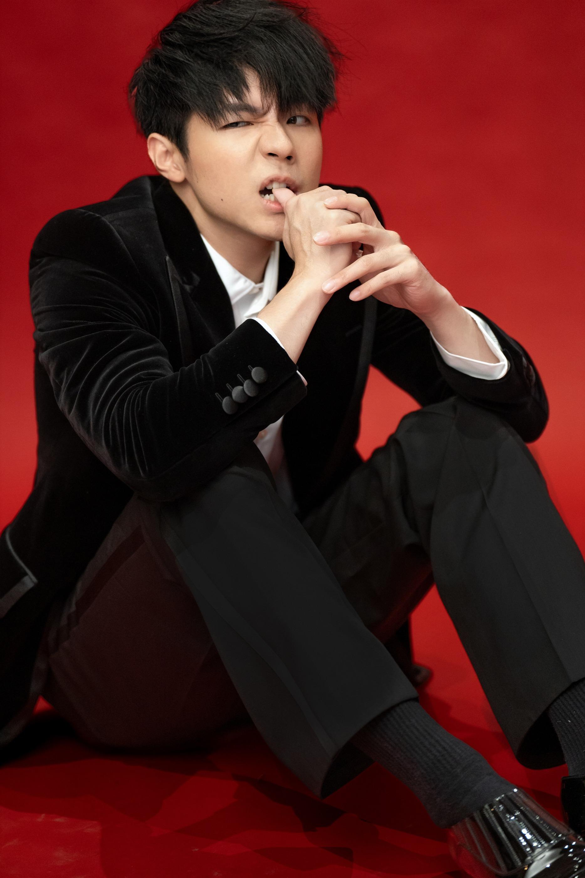 Ian(陳卓賢)在赤紅如火的佈景及具絲絨妝效的絶色輕霧唇膏N° 320映襯下,氣息依然紅潤,狀態極佳。