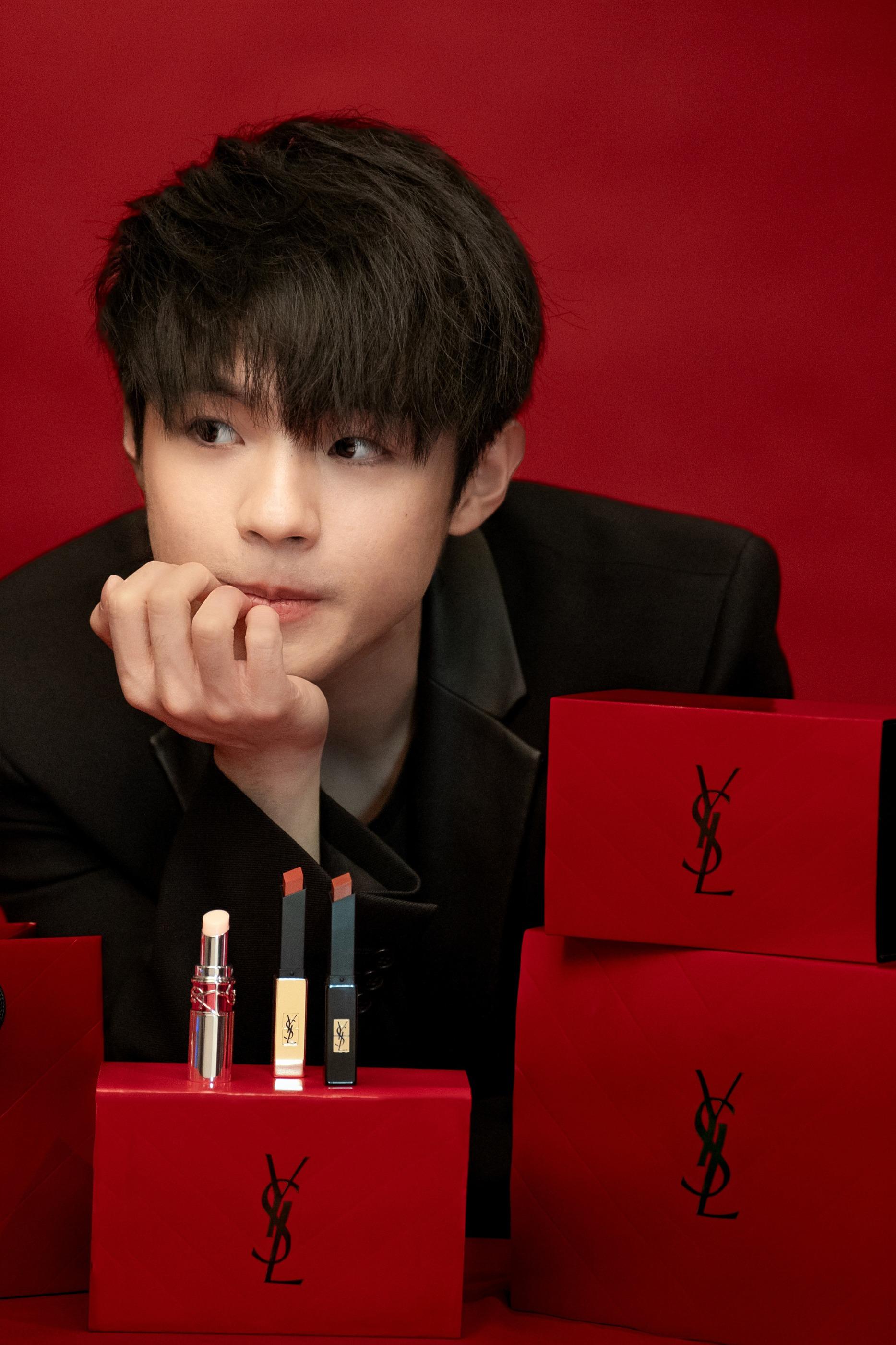 Ian(陳卓賢)率先揭開情人節序幕,為LIBRE 香水等情人節禮遇,拍攝全新一輯宣傳照。