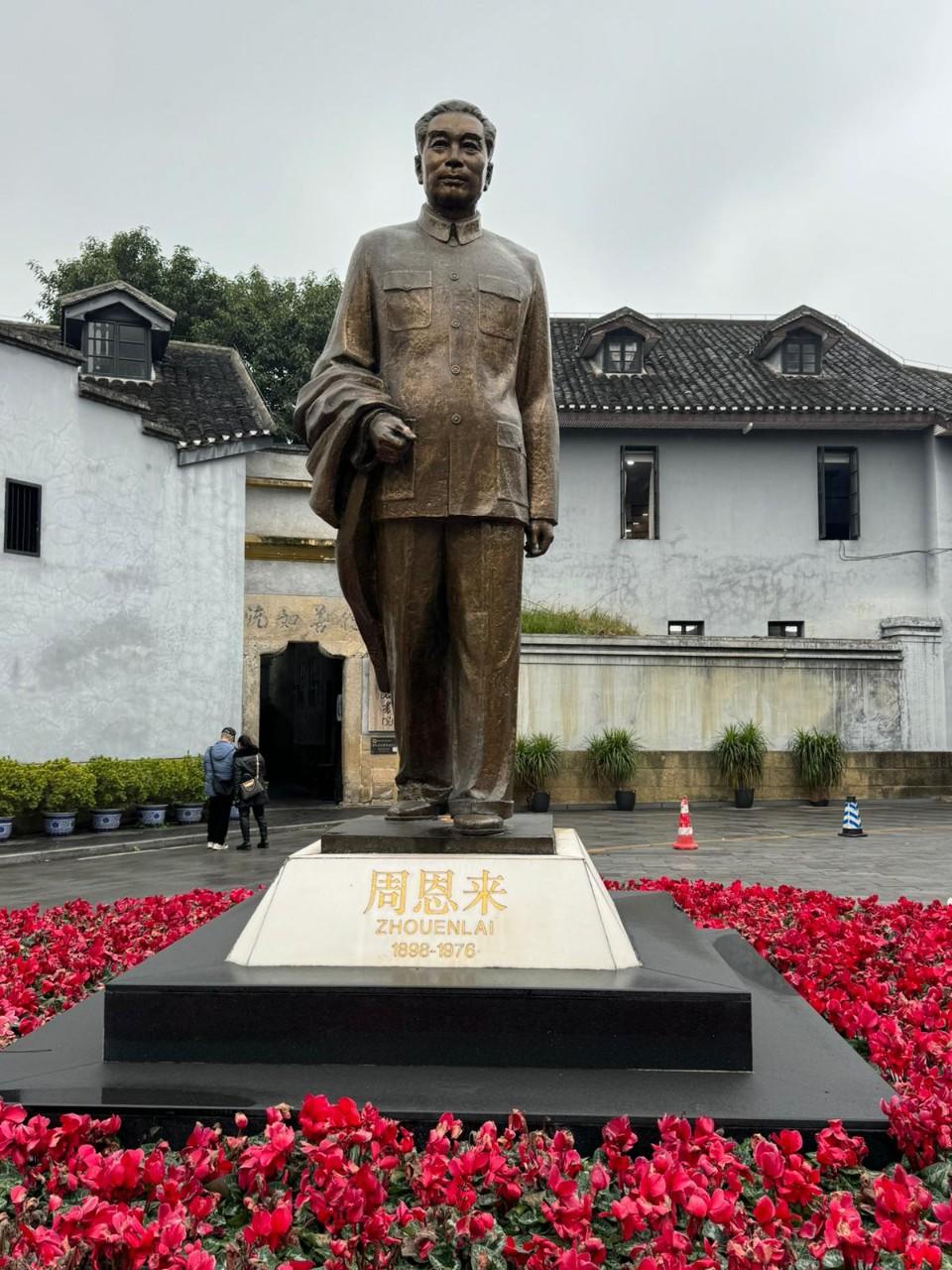 已故中共領導人毛澤東和周恩來,當年在重慶辦公的「周公館」。