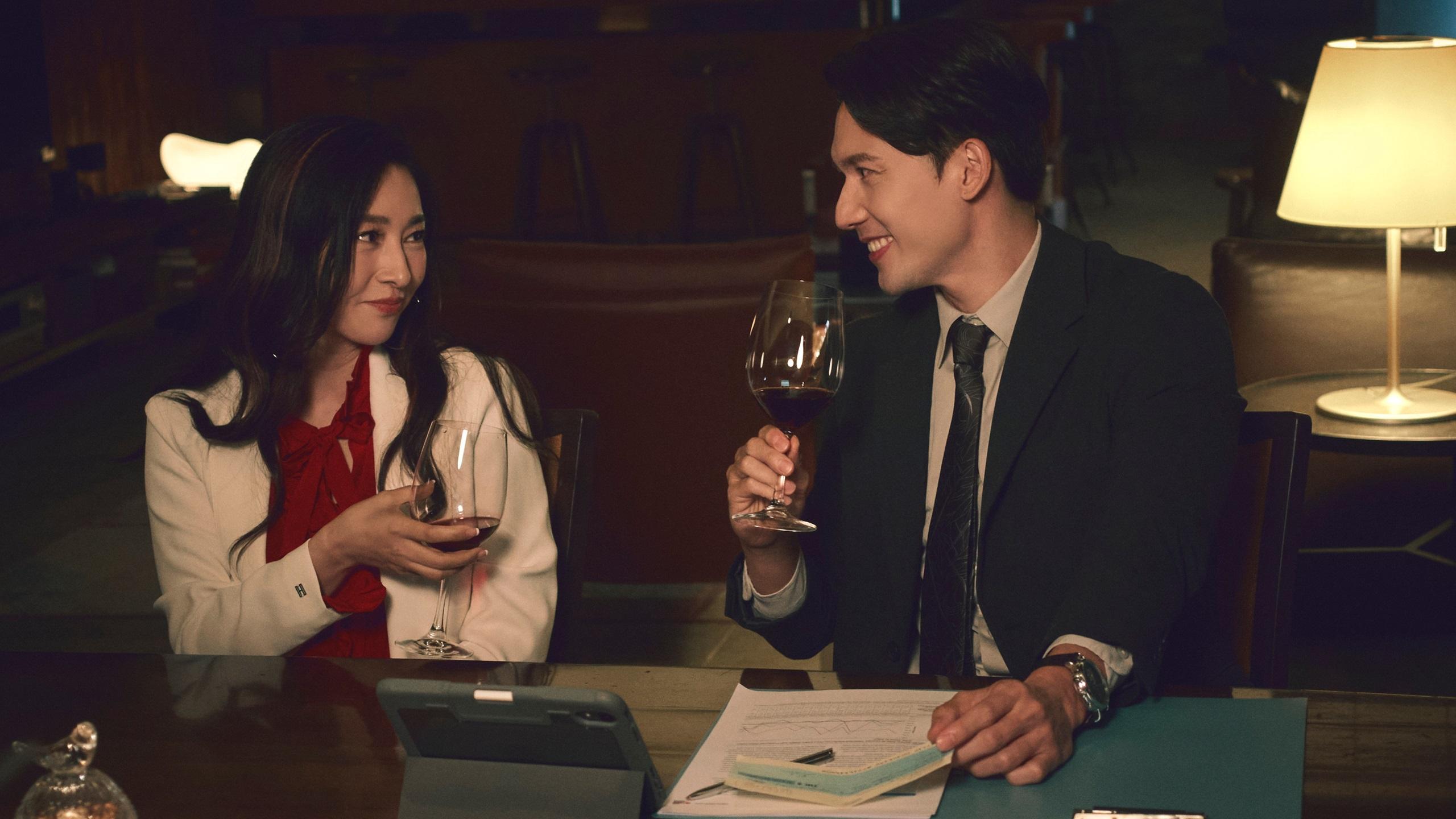 關智斌在ViuTV劇集《法與情》演愛情騙子,與賈曉晨有不少親熱戲。