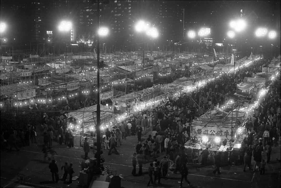 到了1960年,年宵市場正式搬入維園,至今已逾60年。圖為1977年的維園年宵市場。(圖片來源:Getty)
