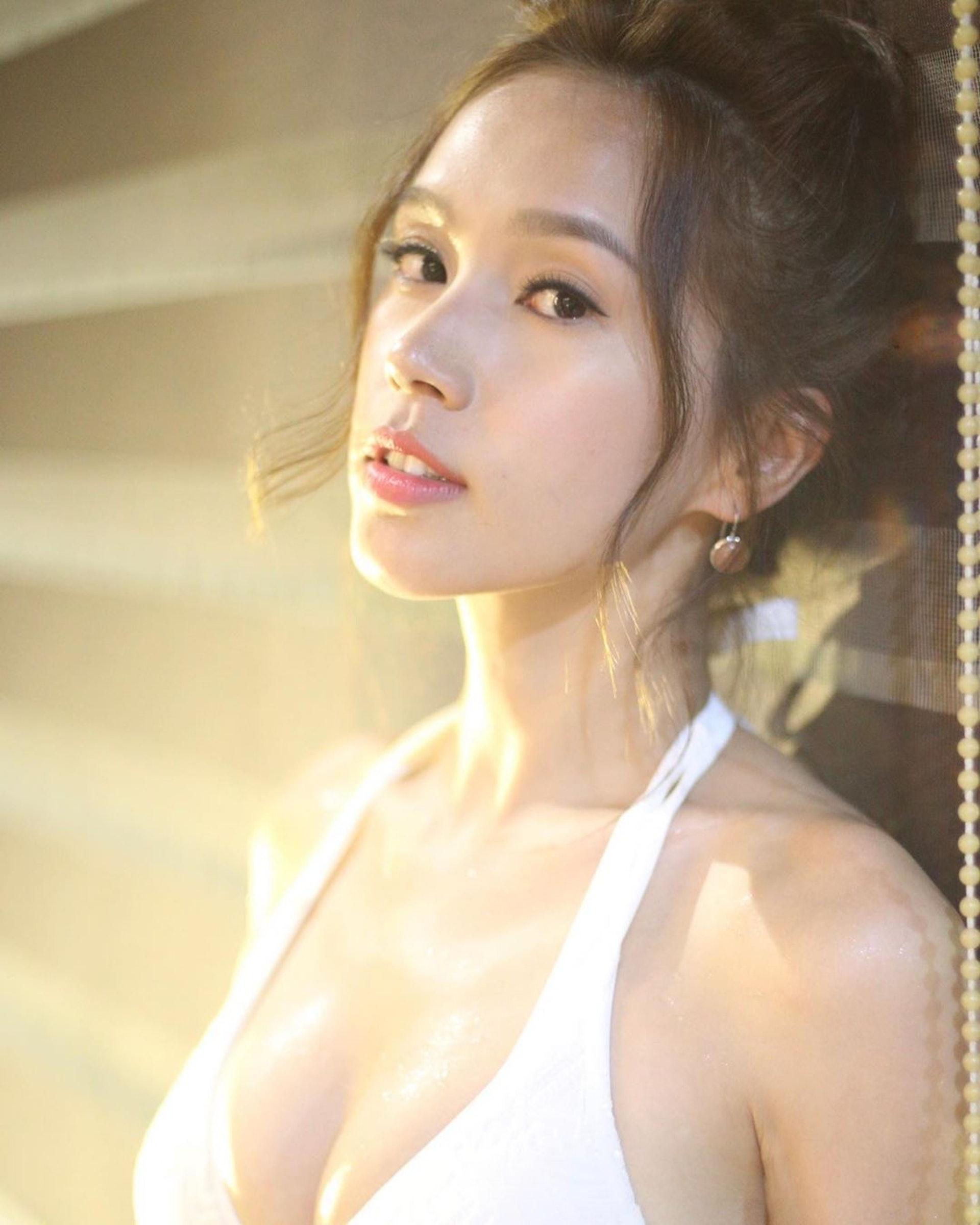 傅嘉莉擁有德國血統,曾被網民稱為「翻版徐子淇」。