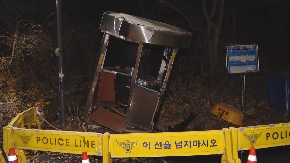 南韓首爾的俄羅斯駐韓大使官邸更亭,周日(28日)遭一輛汽車撞擊,導致進入官邸前的一處更亭嚴重損毀,一名當時在更亭值勤的警員受重傷。警方拘捕駕車的男子,據報並未涉及酒駕或毒駕,他自稱事發時「一瞬間打了瞌睡」。