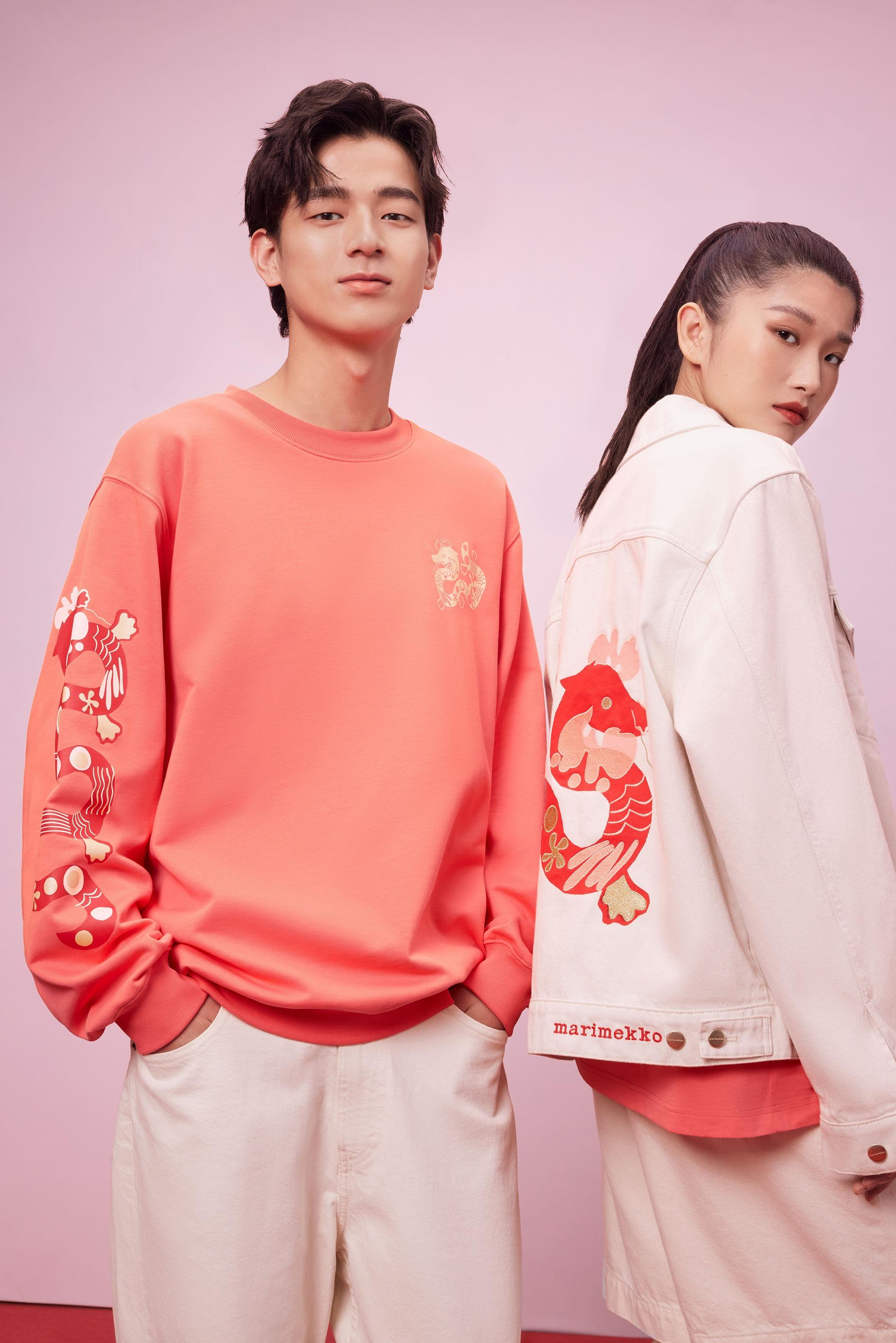 MARIMEKKO KIOSKI CNY Jalo Loisto Placement sweatshirt $2,495(左)