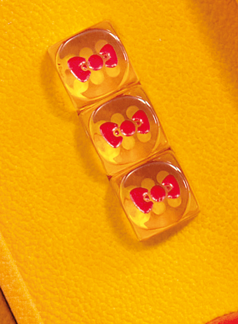 麥當勞 x Hello Kitty水晶麻雀包括設計精緻的骰子