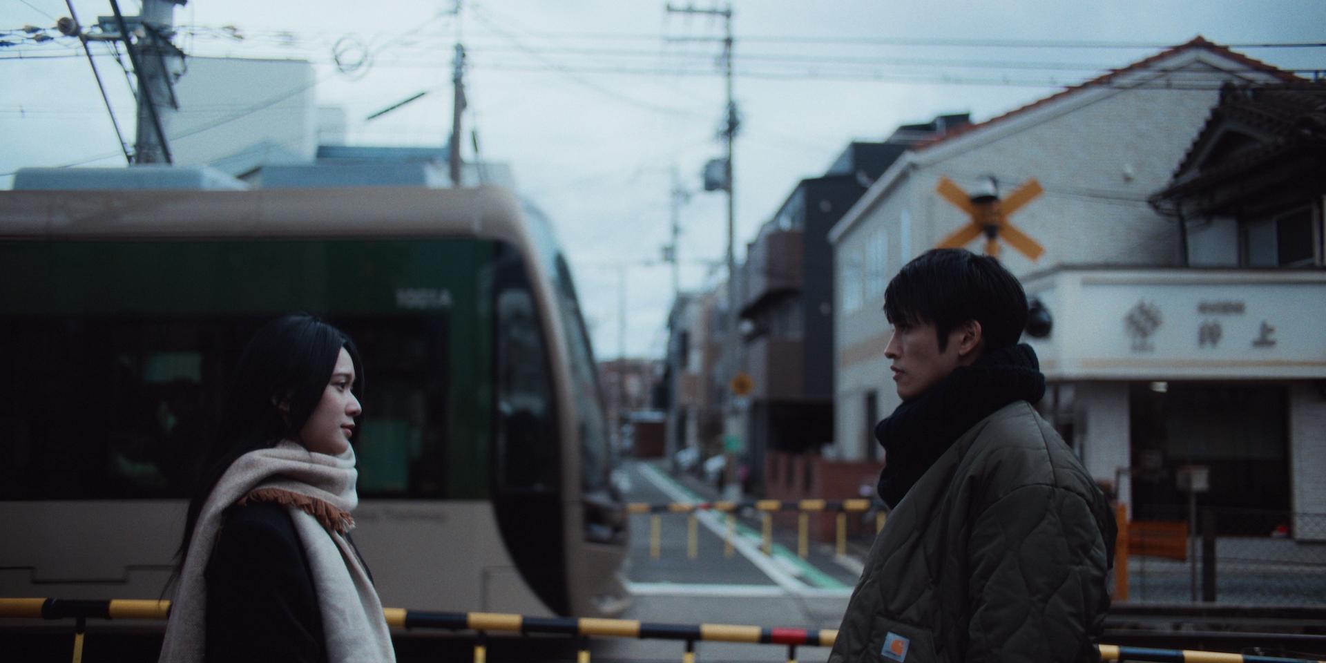 Cloud與日籍男主角由雞同鴨講到熟絡,煞科時她眼濕濕揮手道別。