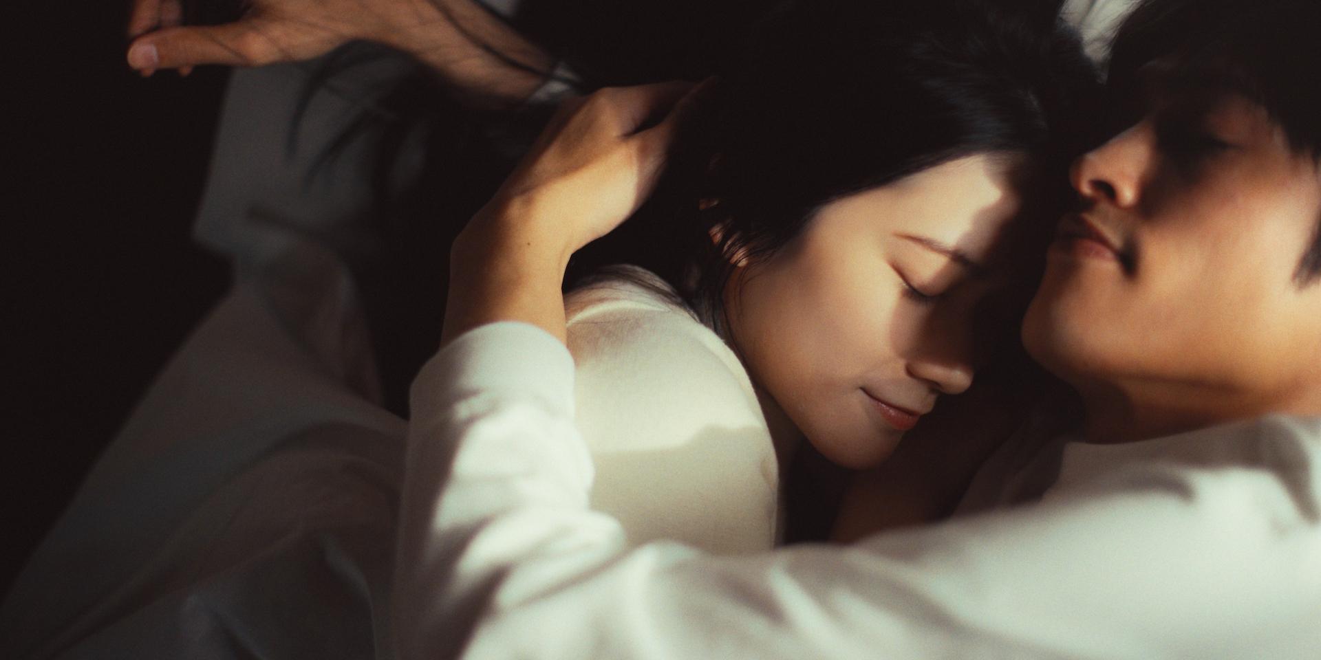 Cloud與日籍男主角由雞同鴨講到熟絡,煞科時她眼濕濕揮手道別。