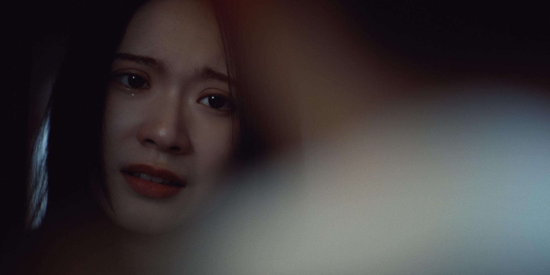 Cloud與日籍男主角由雞同鴨講到熟絡,煞科時她眼濕濕揮手道別。