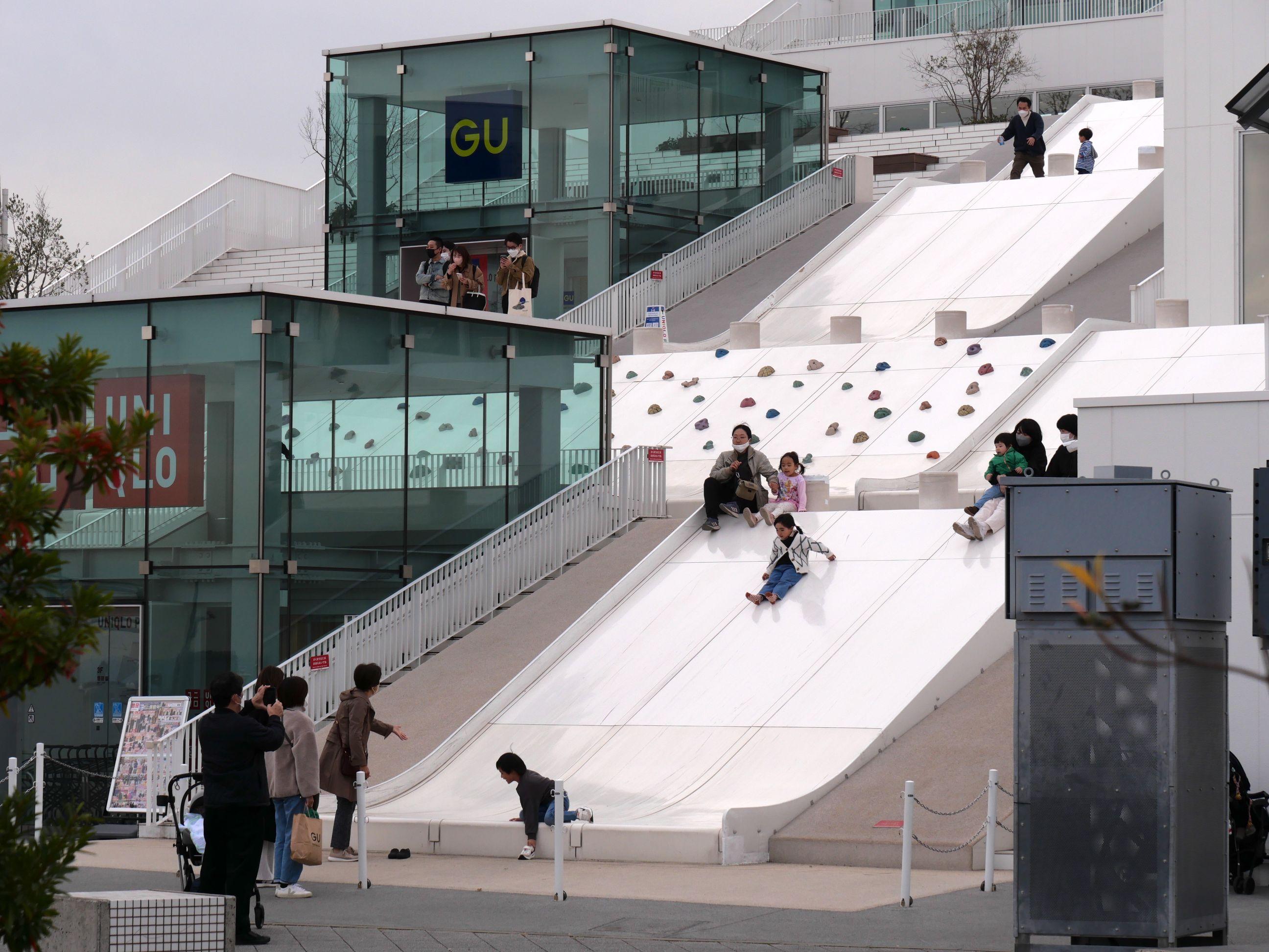 梯田般的山丘型建築,每層斜面都是大型溜滑梯或攀岩牆,小朋友放電一流。