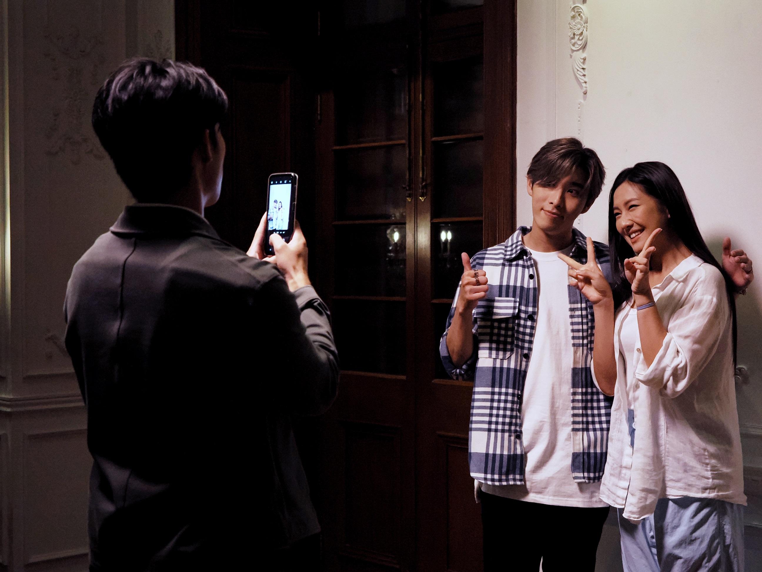 陳昊森被冷落,慘變Mandy和Phoebus的攝影師。(《不是你不愛你》劇照)