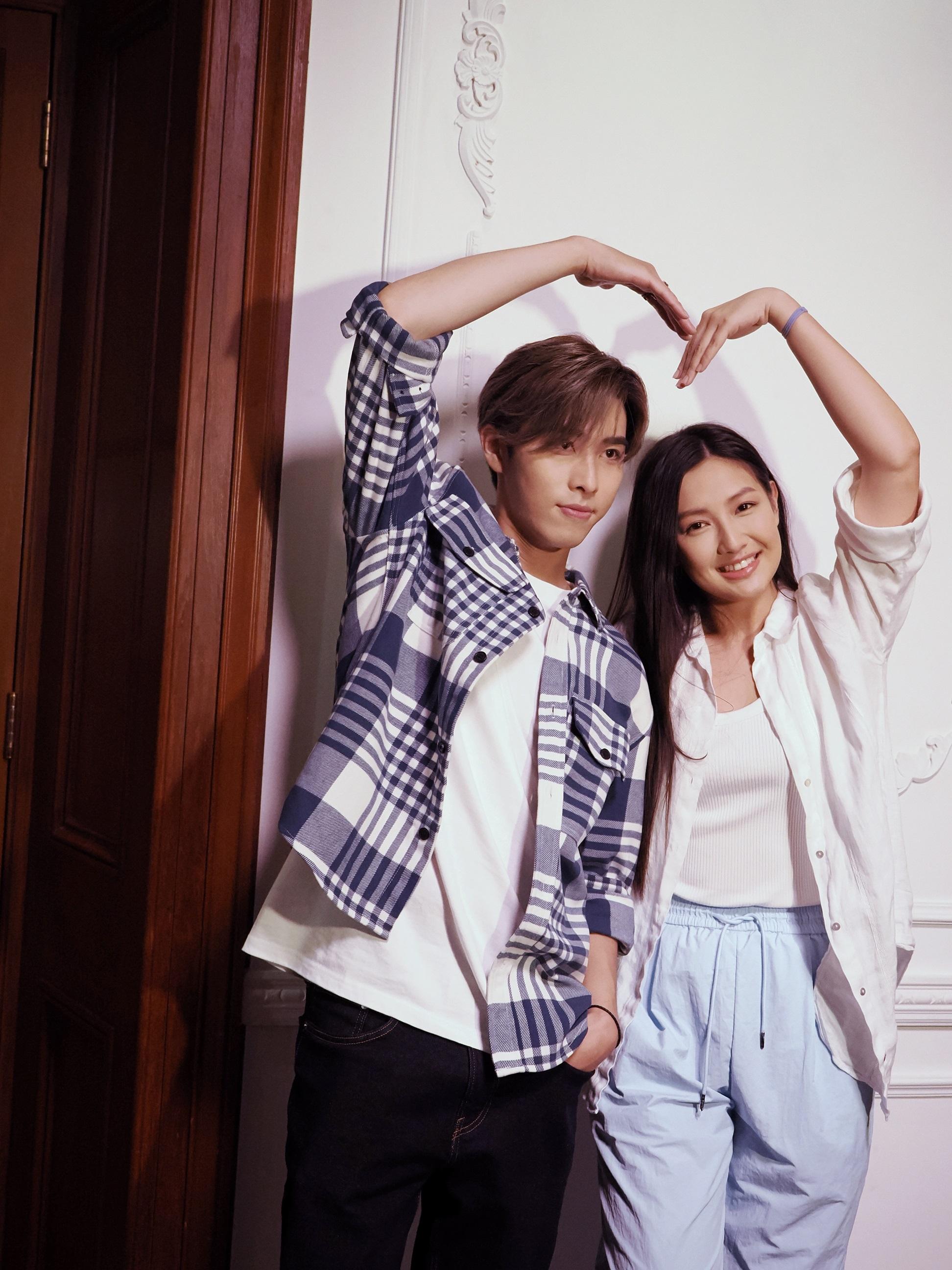 Mandy對偶像Phoebus心心見,要求搭膊、攞心心合照。(《不是你不愛你》劇照)