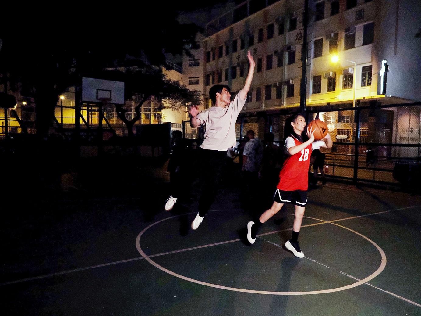 Mandy與陳昊森打籃球扮輕鬆。