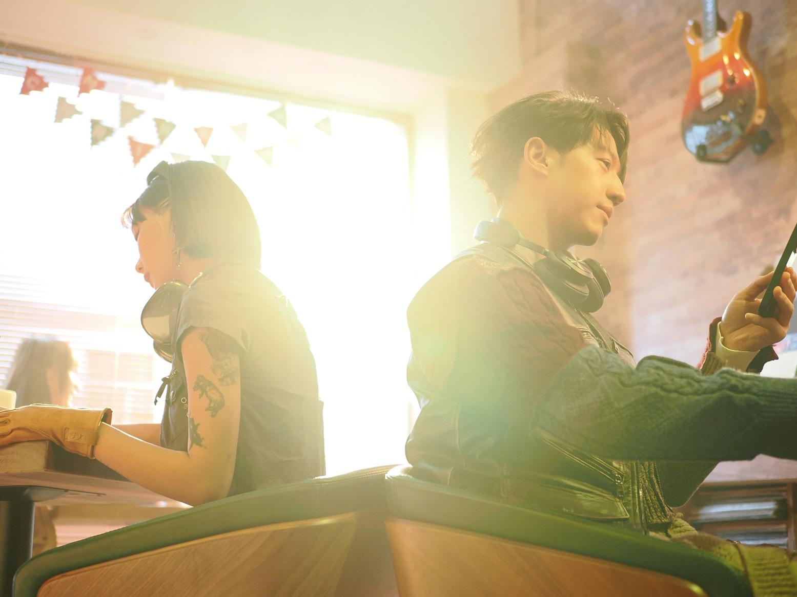 Jay與Marf在新歌《All That I Want》MV中,邂逅於黑膠唱片店。