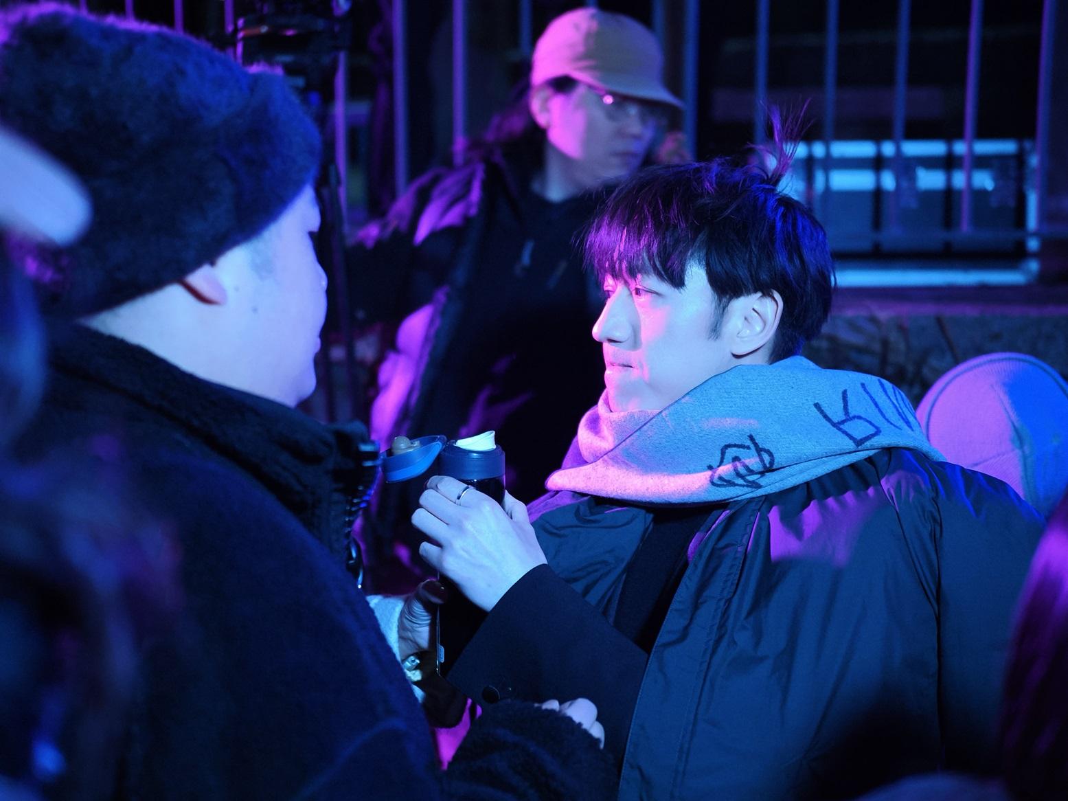 於山頂7度低溫下拍MV,Jay Fung穿大褸都凍到震。