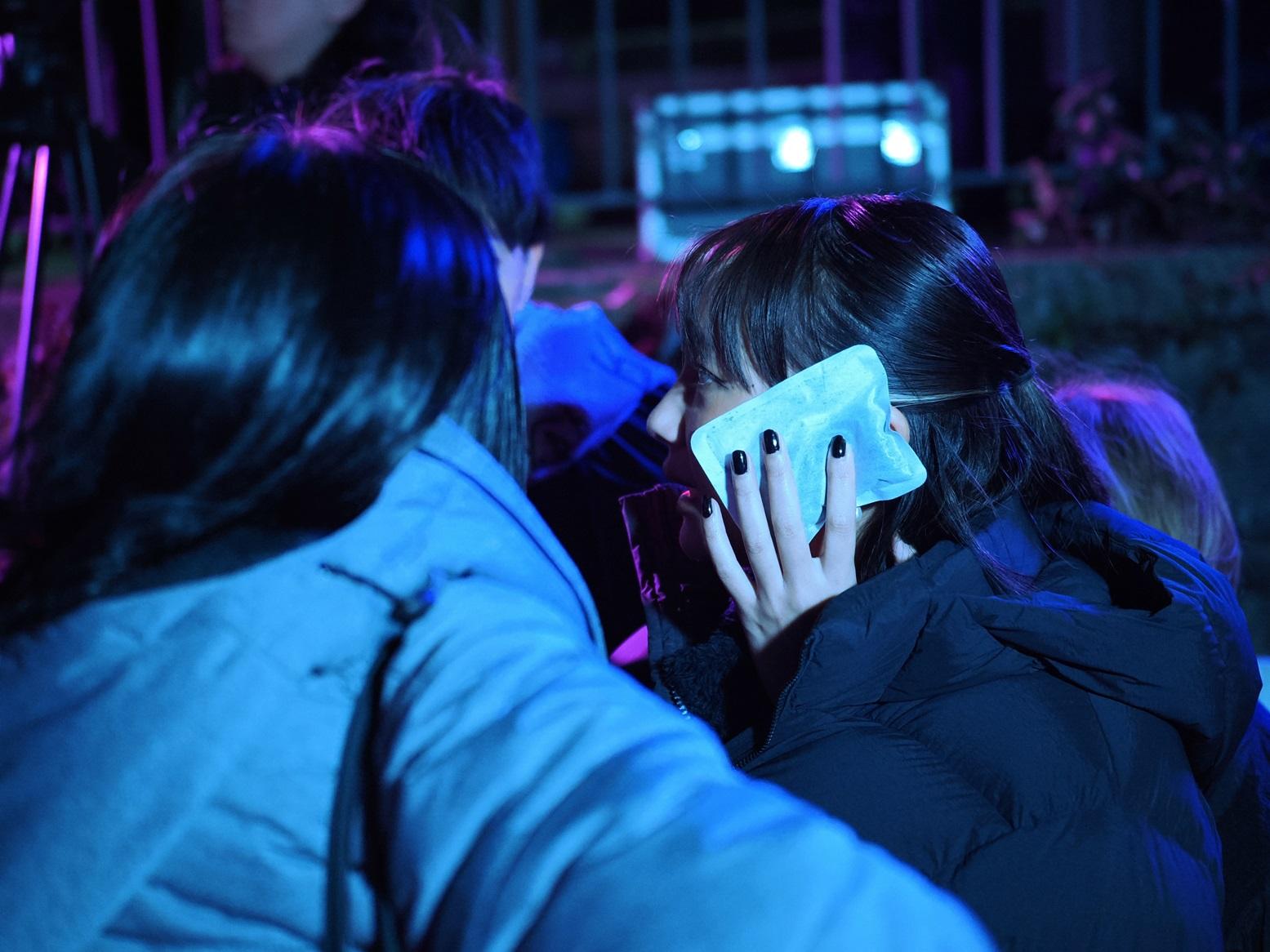 於山頂7度低溫下,抵受寒風拍MV,凍到震的Marf要暖包包暖。