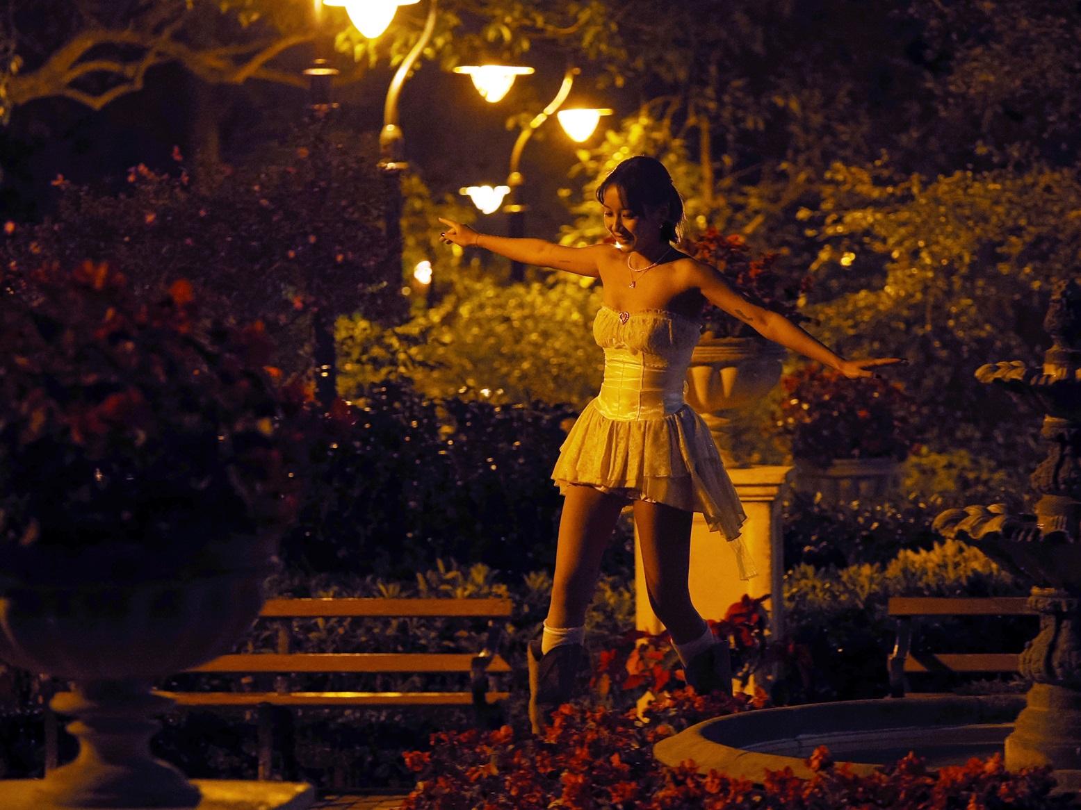 Marf以low-cut短裙上陣,於山頂7度低溫下,抵受寒風為偶像Jay Fung拍MV。