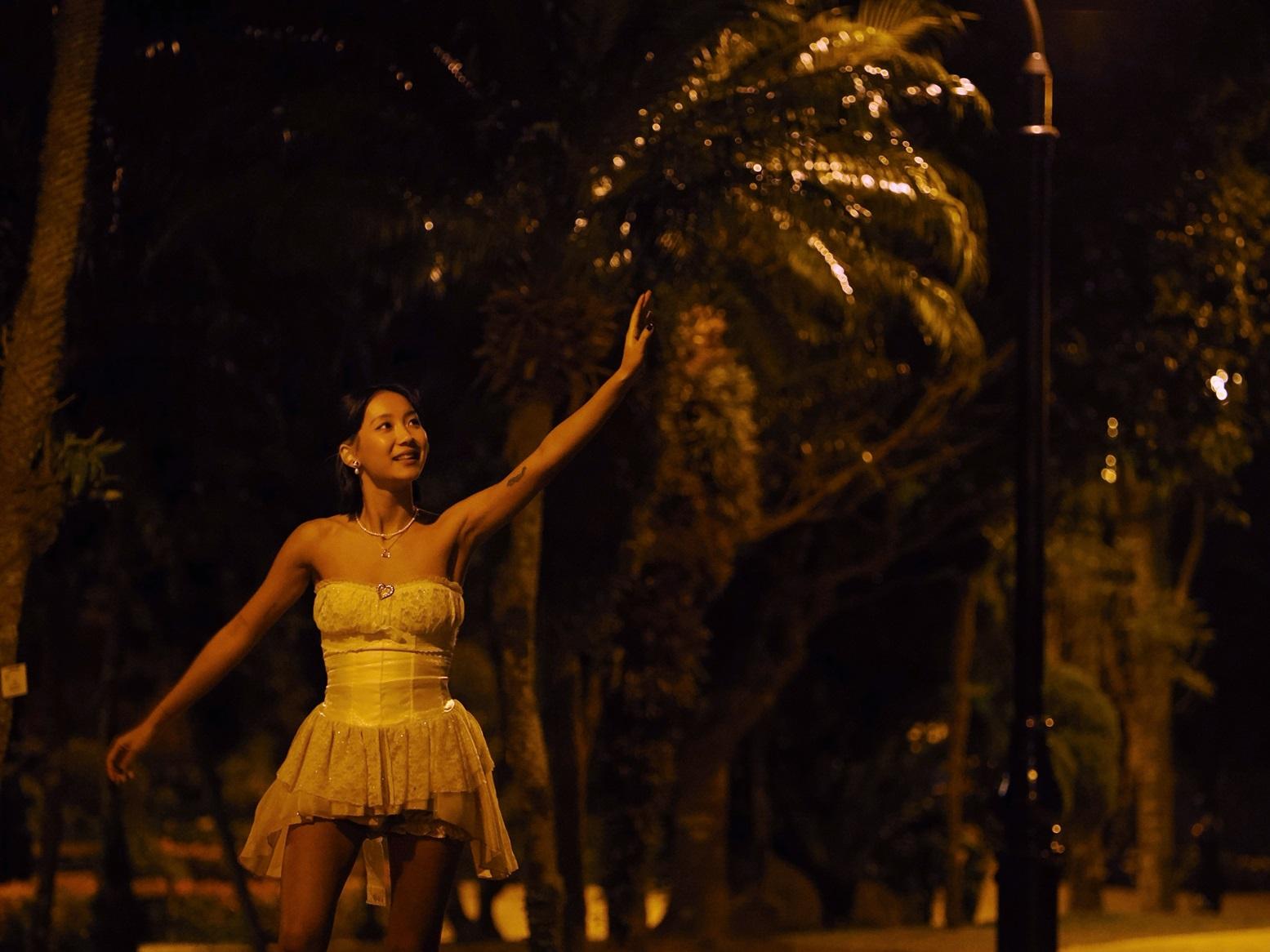 Marf以low-cut短裙上陣,於山頂7度低溫下,抵受寒風為偶像Jay Fung拍MV。