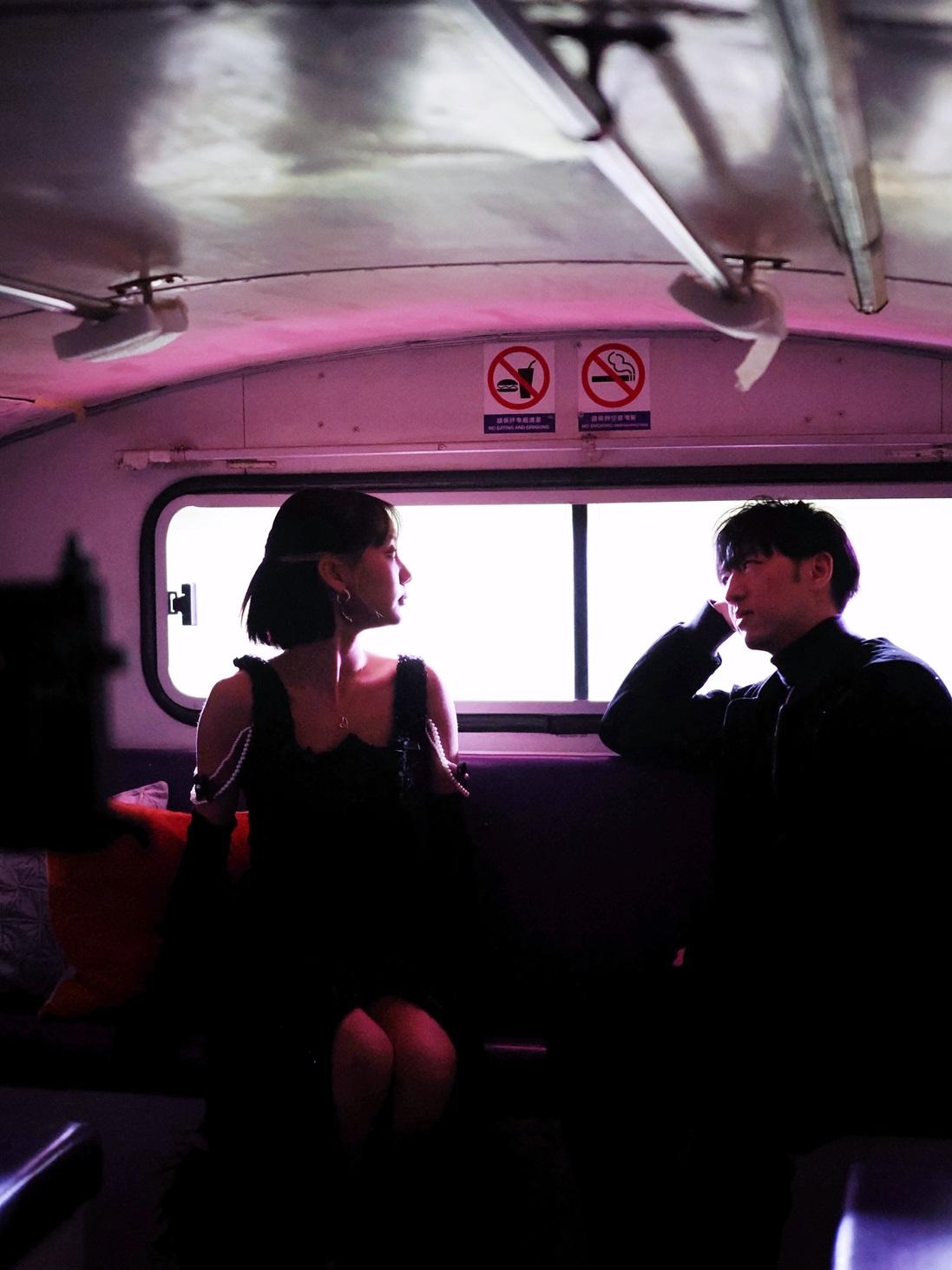 Marf與Jay Fung在懷舊巴士「熱九」內拍MV。