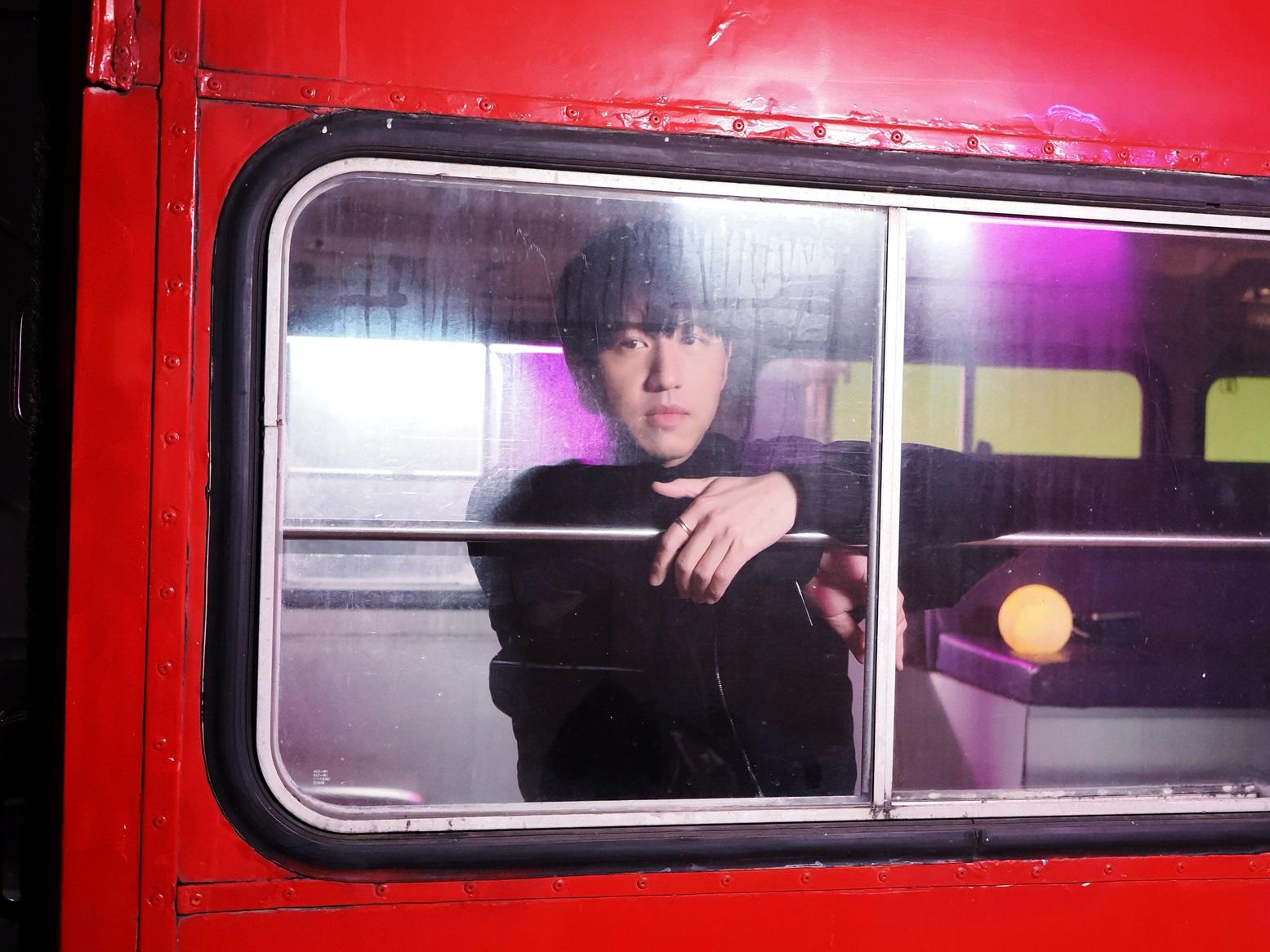 Jay Fung在懷舊巴士「熱九」內拍MV。