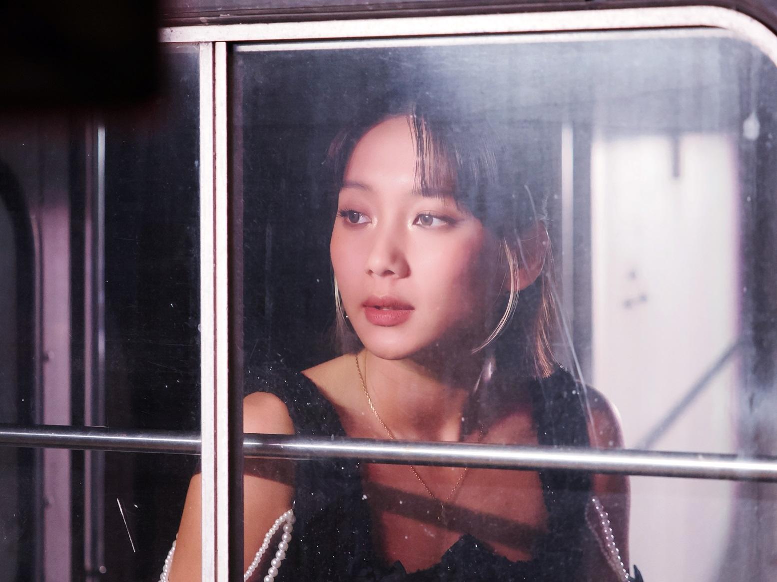 Marf在「熱九」的懷舊巴士內拍MV。