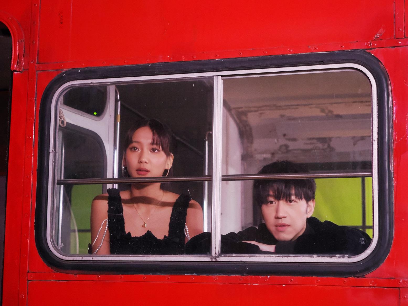 Marf與Jay Fung在懷舊巴士「熱九」內拍MV。