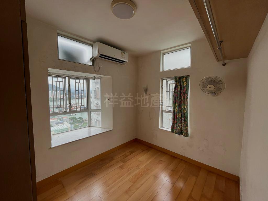 睡房間隔闊落,同樣面向屯門碼頭一帶,景觀十分開揚。(代理提供)