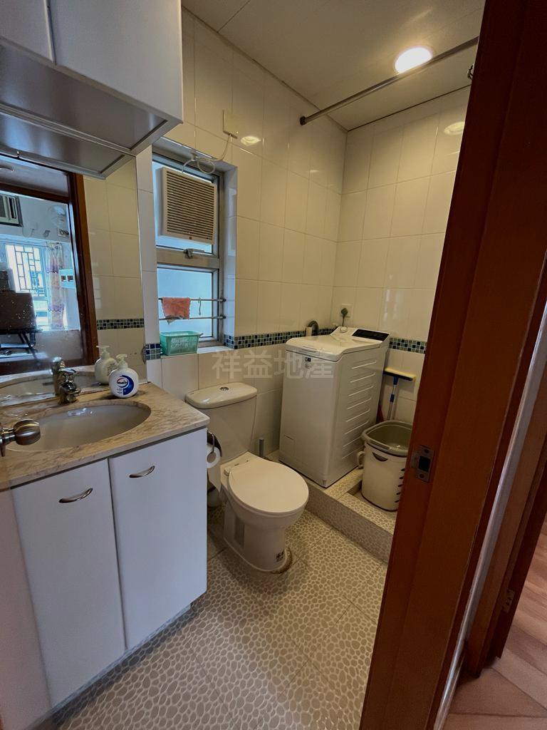 浴室面積闊大,間隔十分好用。(代理提供)