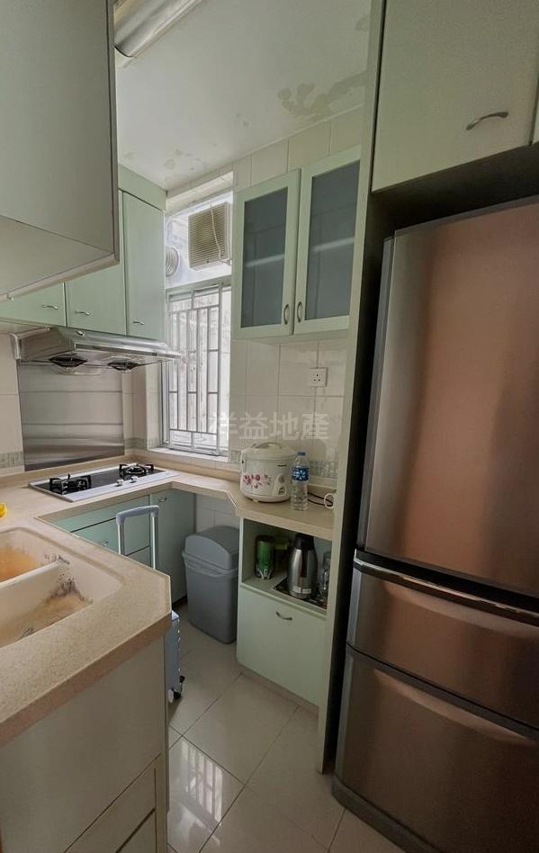 寬敞的廚房,光猛通爽。(代理提供)