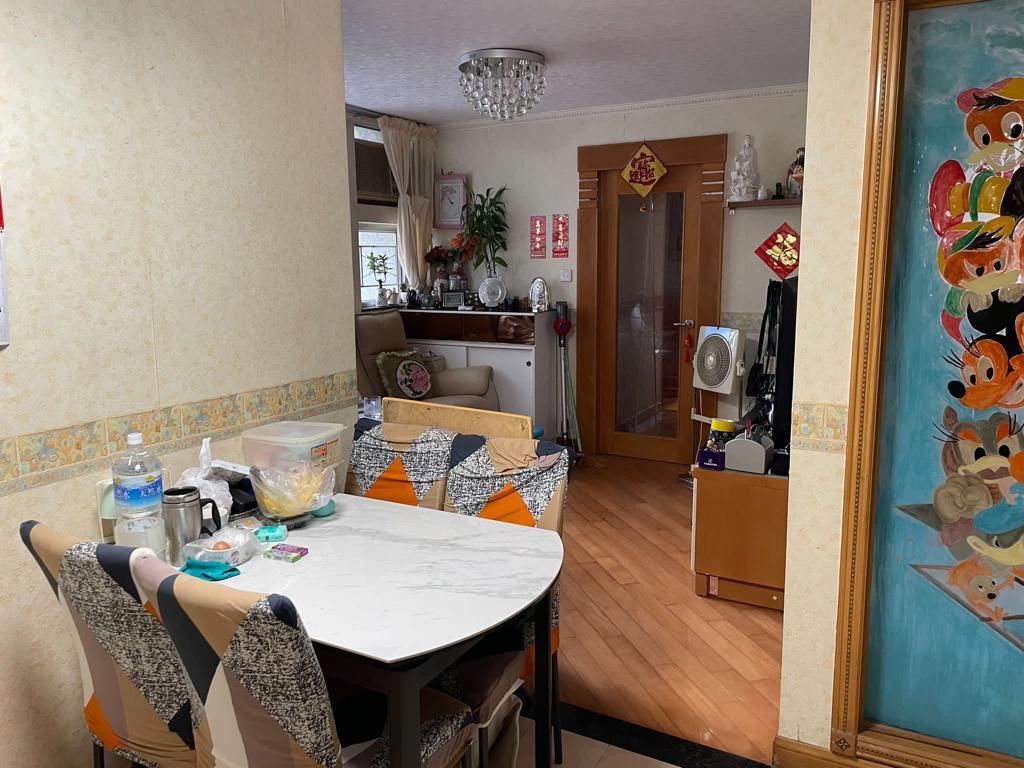 大廳呈「呂」字型開則,間隔分明。(代理提供)