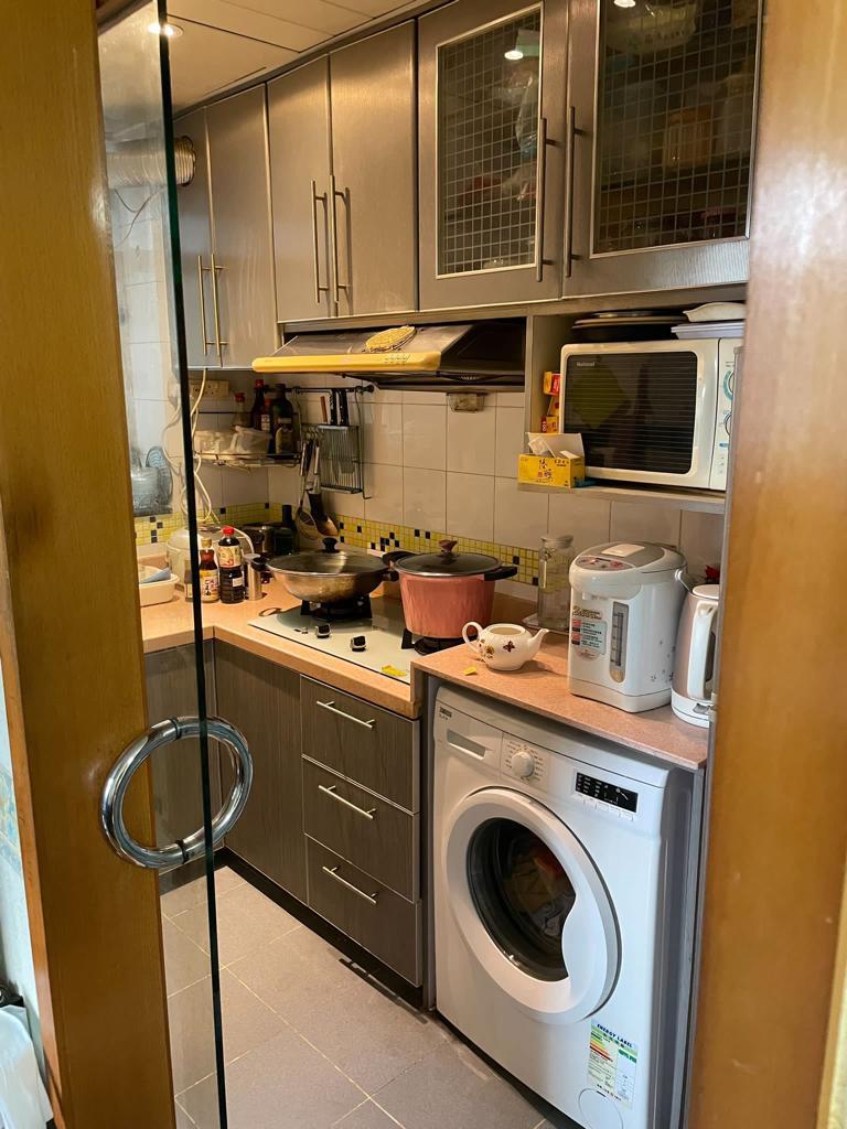 玻璃趟門設計的廚房,美觀實用。(代理提供)