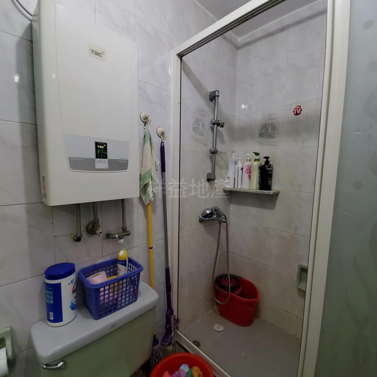 浴室面積不細小。(代理提供)