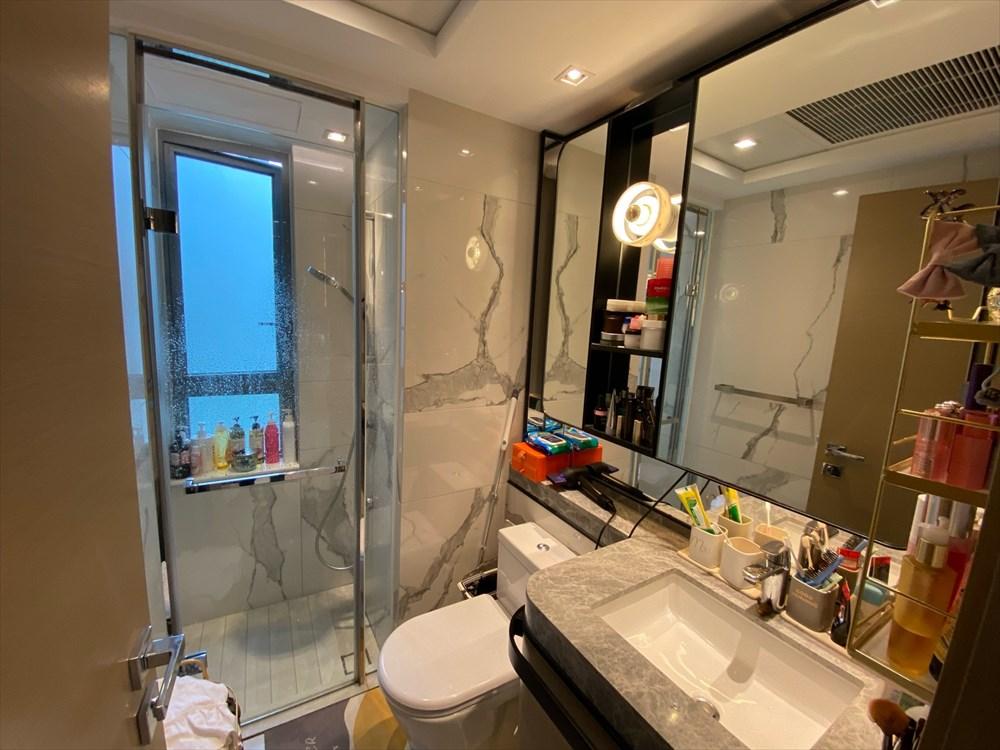 單位浴室裝修新淨企理。(代理提供)