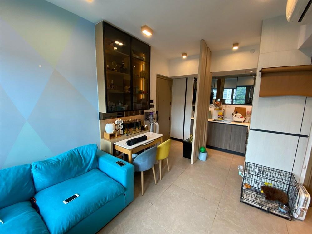 廚房屬開放式設計,設有木條子屏風作分隔,美觀實用。(代理提供)