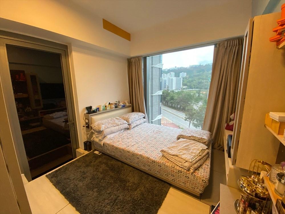 主人房設有地台,外望翠綠園景,光猛舒服。(代理提供)