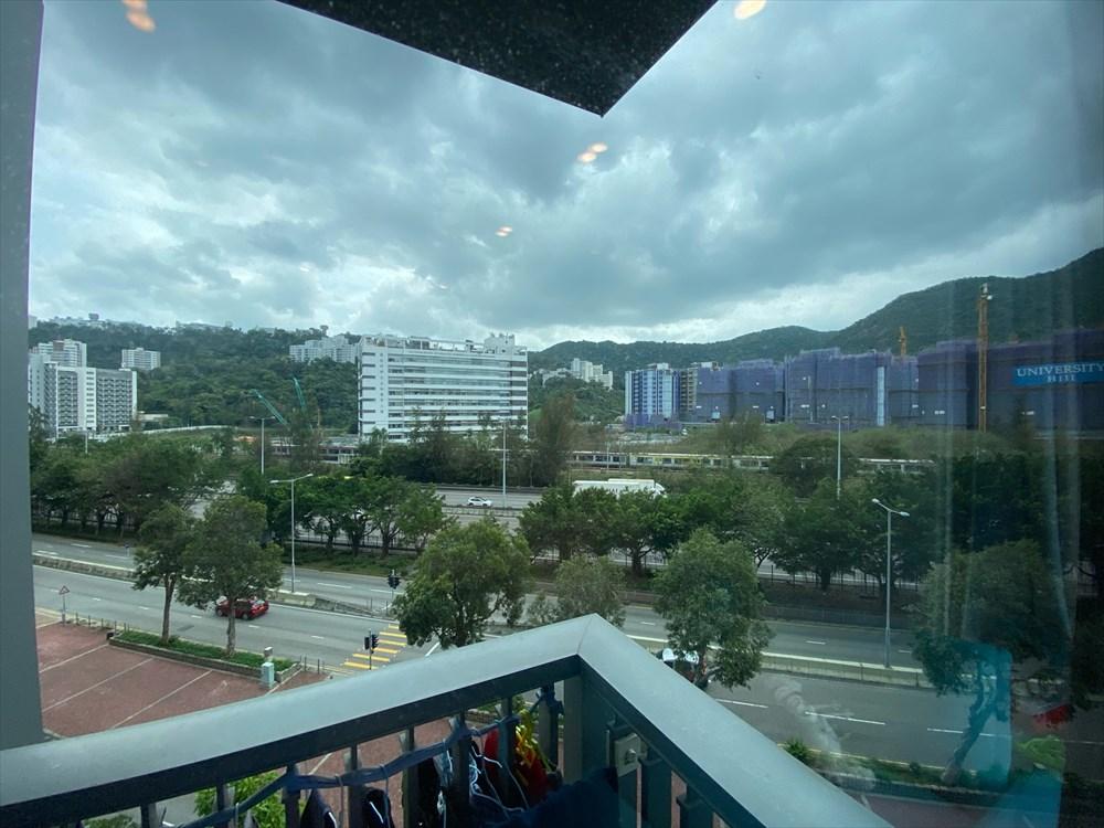 大廳外接小露台,景觀以園景和山景為主,景致開揚。(代理提供)