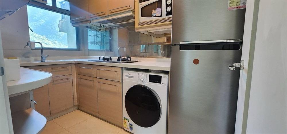 單位廚房配套齊全,算新淨,面向山景,十分通爽。(代理提供)