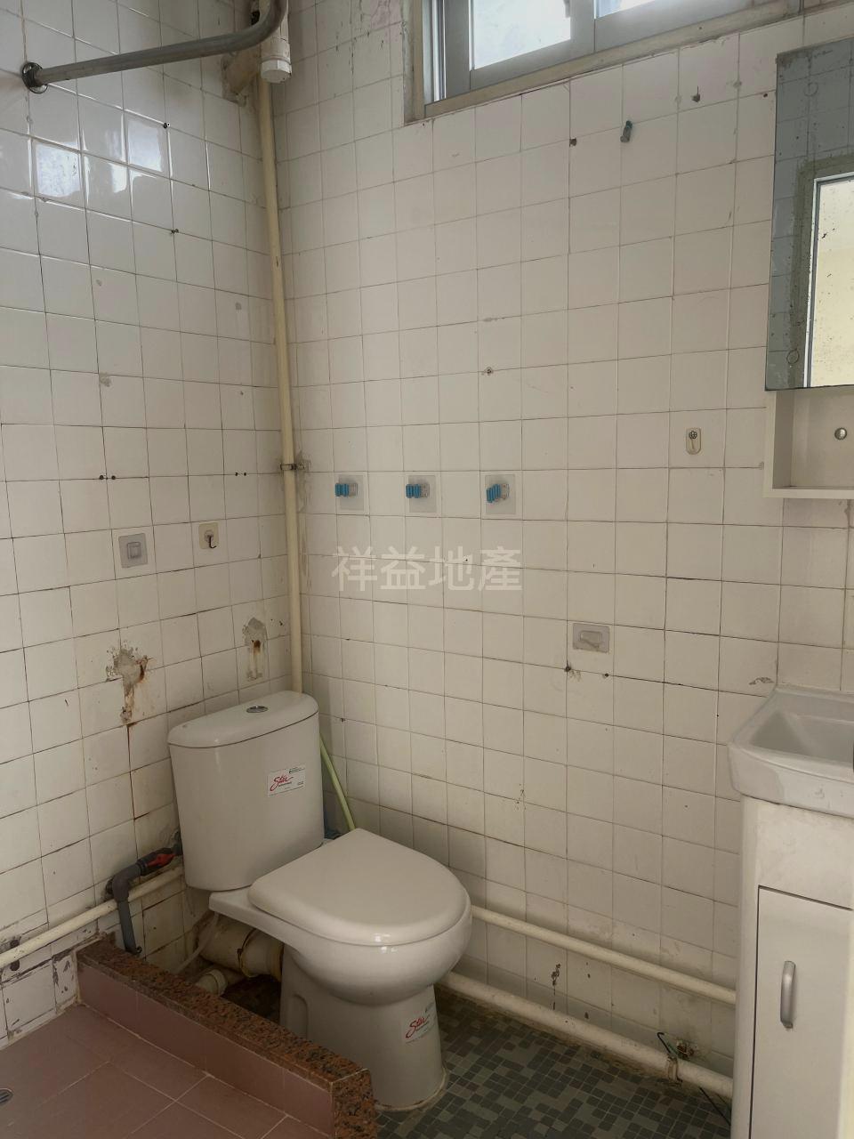 廁所裝修頗為殘舊,勝在光猛通爽。(代理提供)