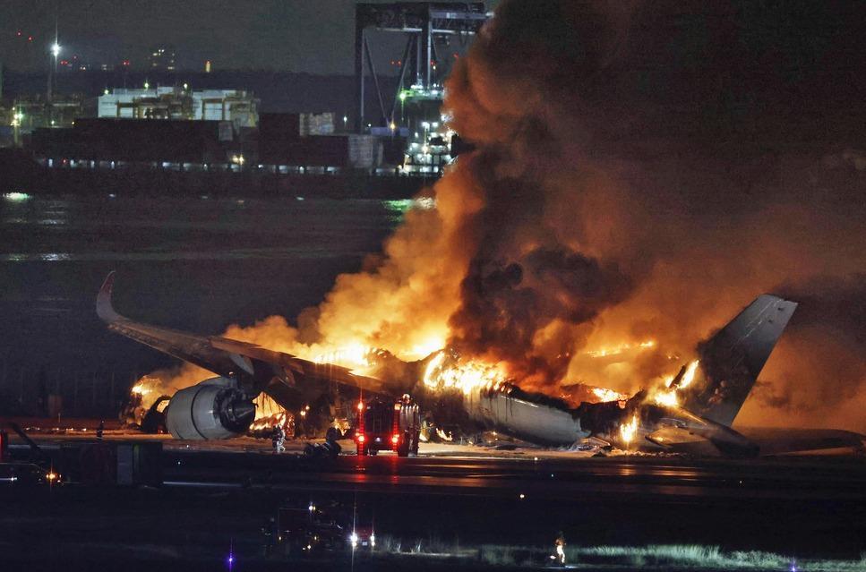 飛機失事意外安全自保5招 穿高踭鞋登機為何不建議?(羽田機場日航起火資料圖片)