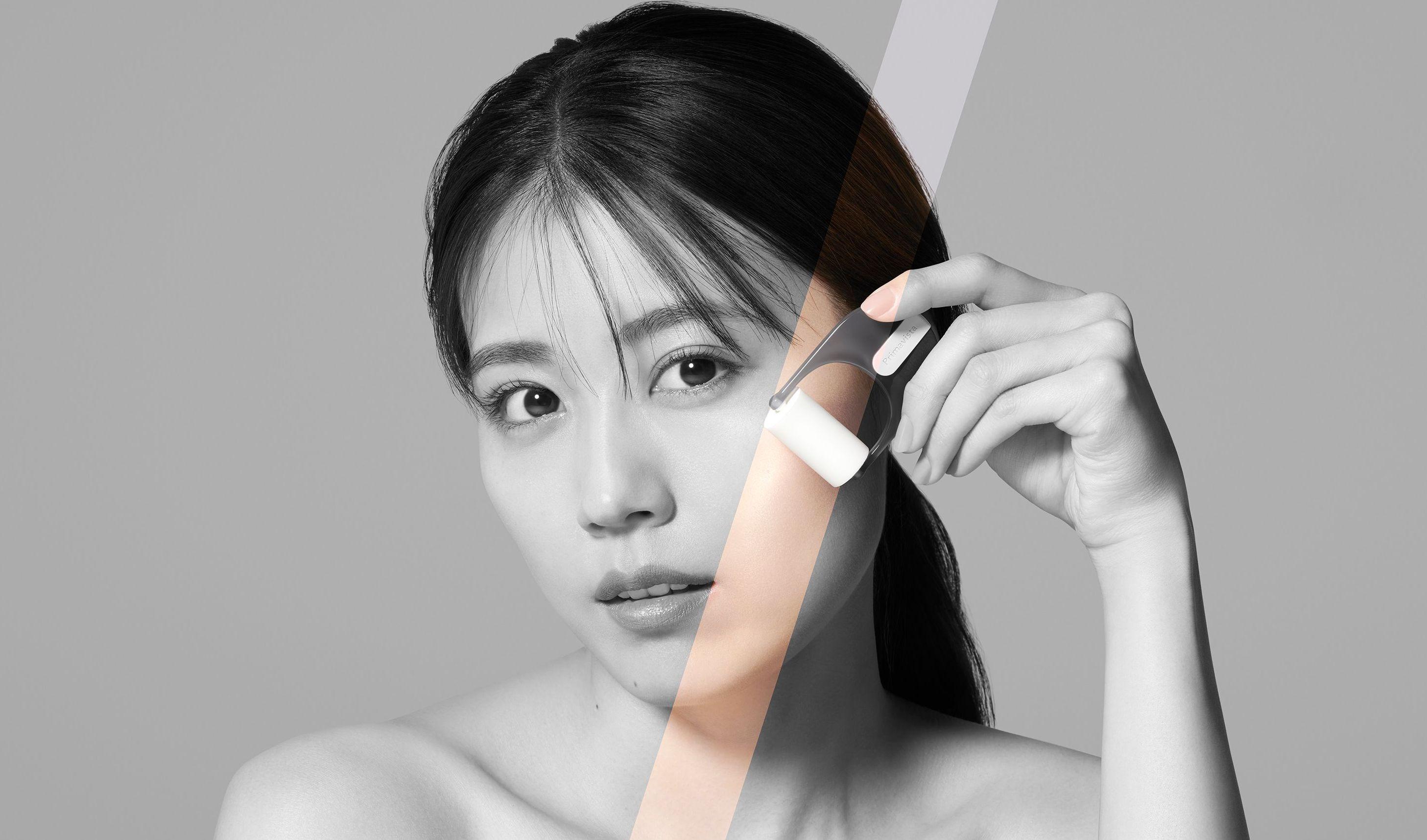 「氣墊滾輪」尺寸小巧且柔軟,即使是鼻翼或嘴角等刁鑽部位都能照顧得到。