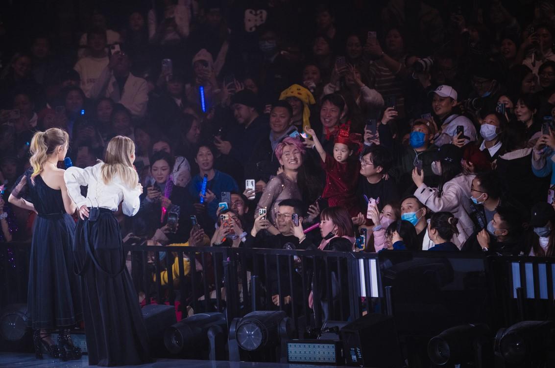 昨晚二人選了一個4歲小朋友贏得獎品。