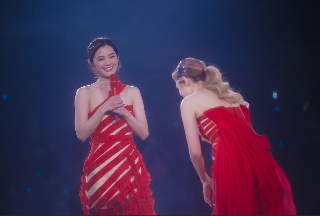 Twins在台上互訴心聲,大派洋蔥。