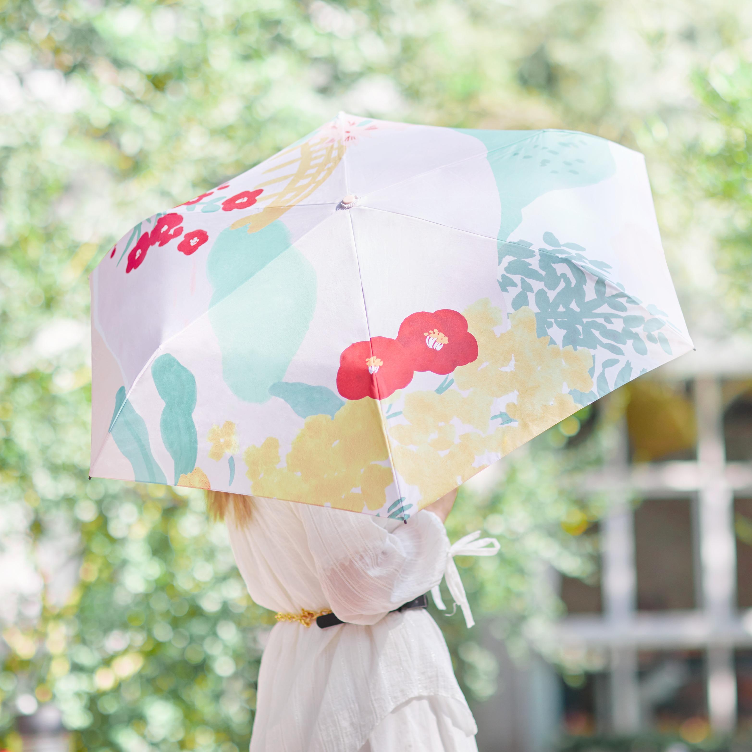 小巧輕量的摺傘具備抗UV功能,晴雨天氣同樣適用。