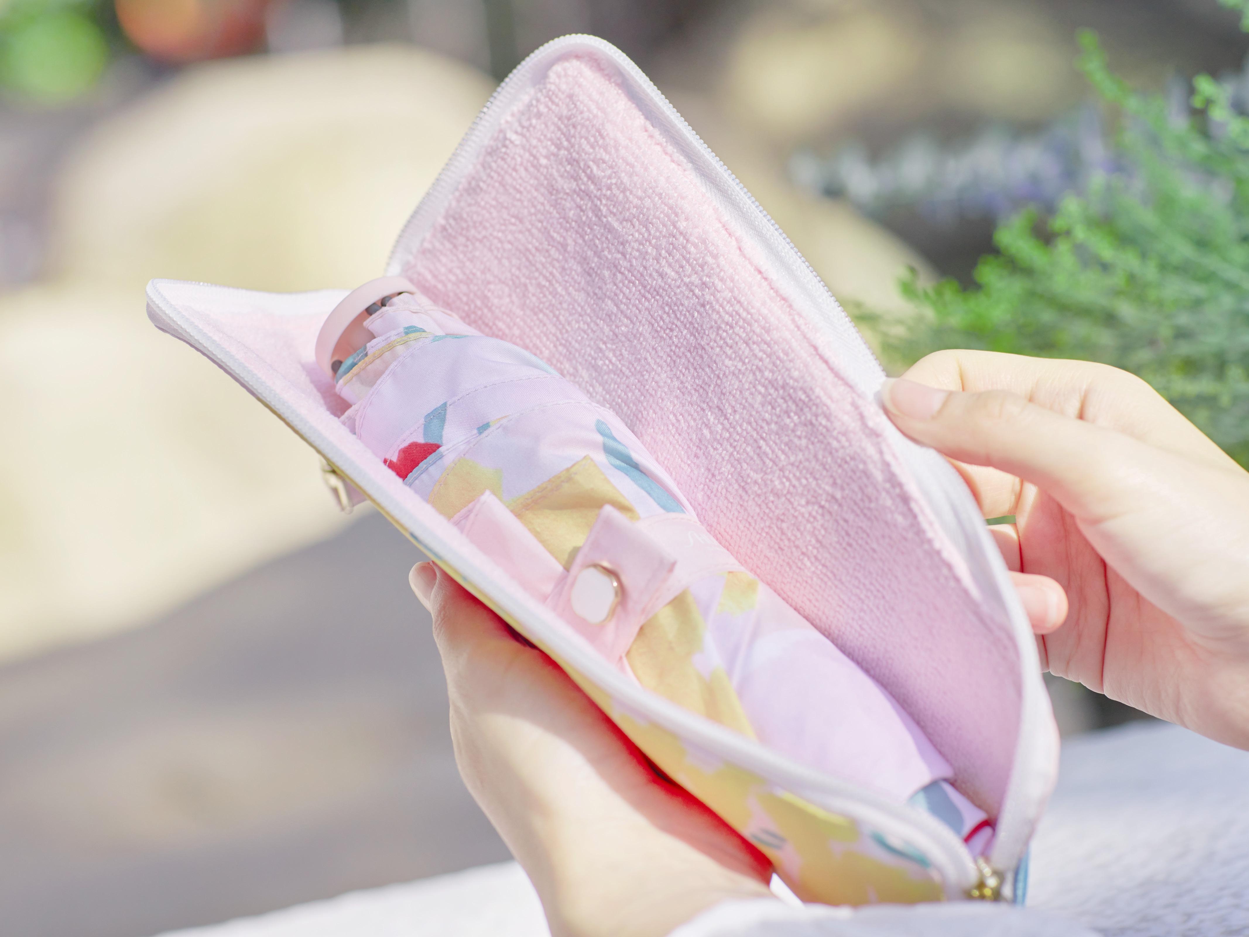 小巧輕量的摺傘具備抗UV功能,晴雨天氣同樣適用。