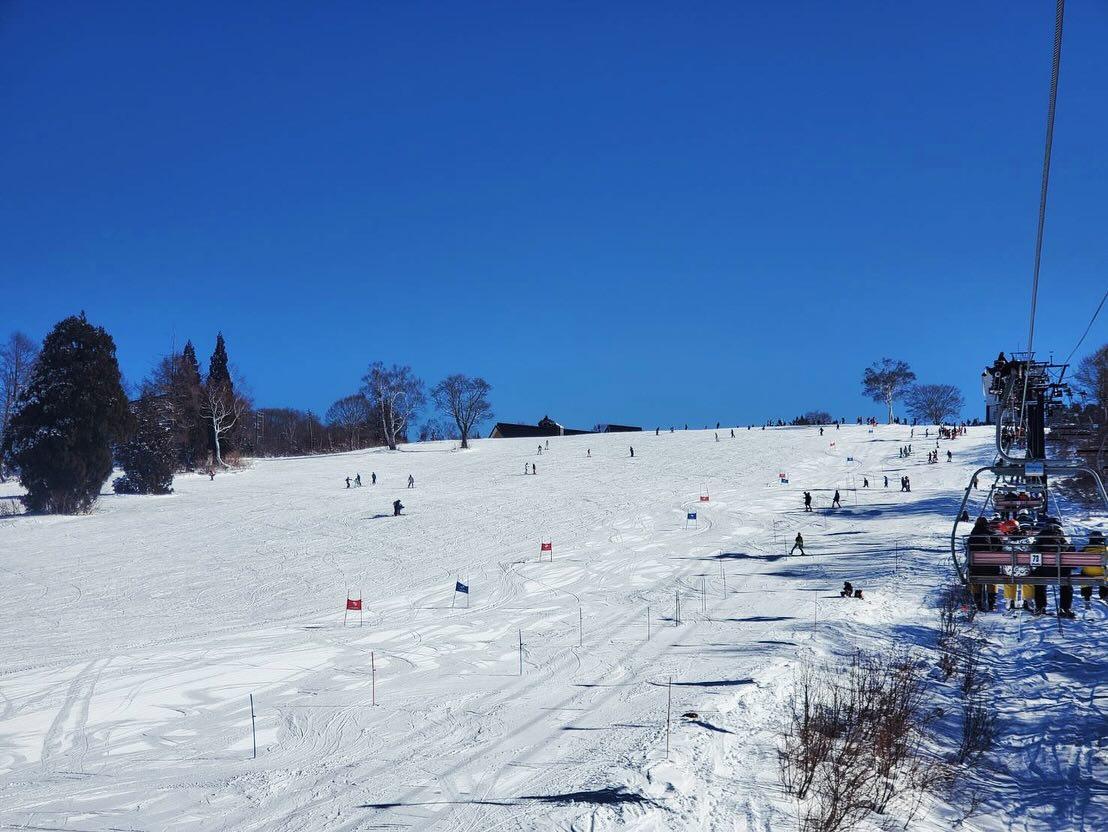 日媒指事發於當日下午1時左右,長野縣下高井郡的野澤溫泉村滑雪場,有一名23歲的台灣男大生在滑雪時發生意外,摔倒後被緊急送醫,最終死亡。