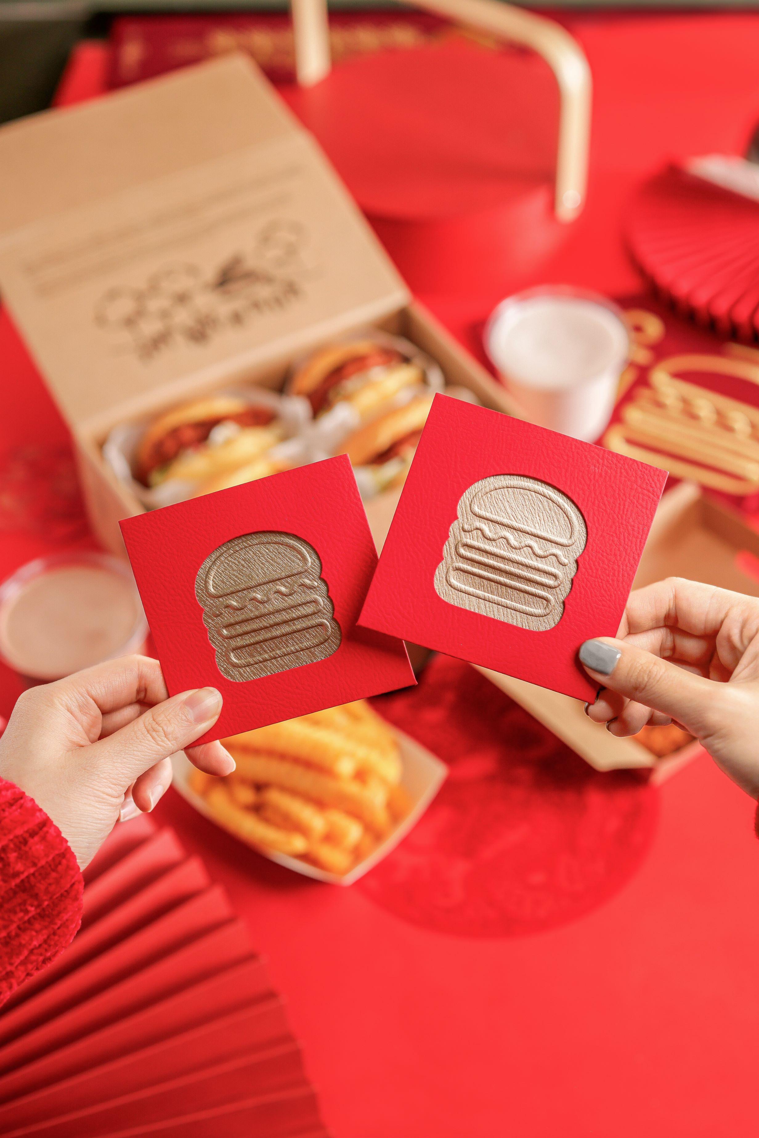 由1月22日開始,只要到任何一間 Shake Shack 或於線上點餐平台購買任何一款甜辣蜜糖系列的食品,更可獲得精美利是封一包,數量有限,送完即止!