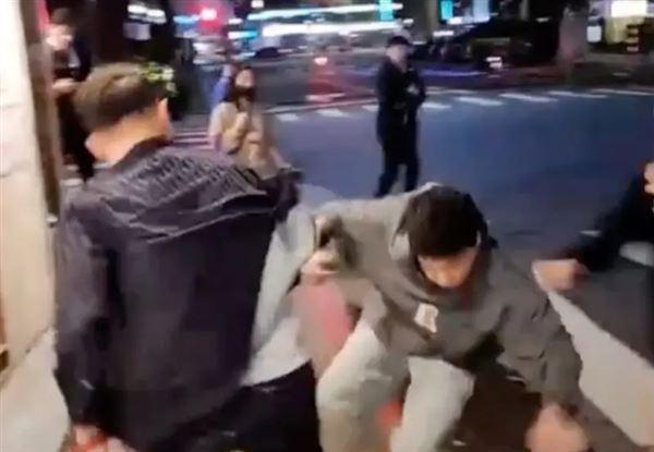 Toyz日前到YouTuber超哥的日本料理店挑機,被超哥在店門出手揮拳至頭破血流。