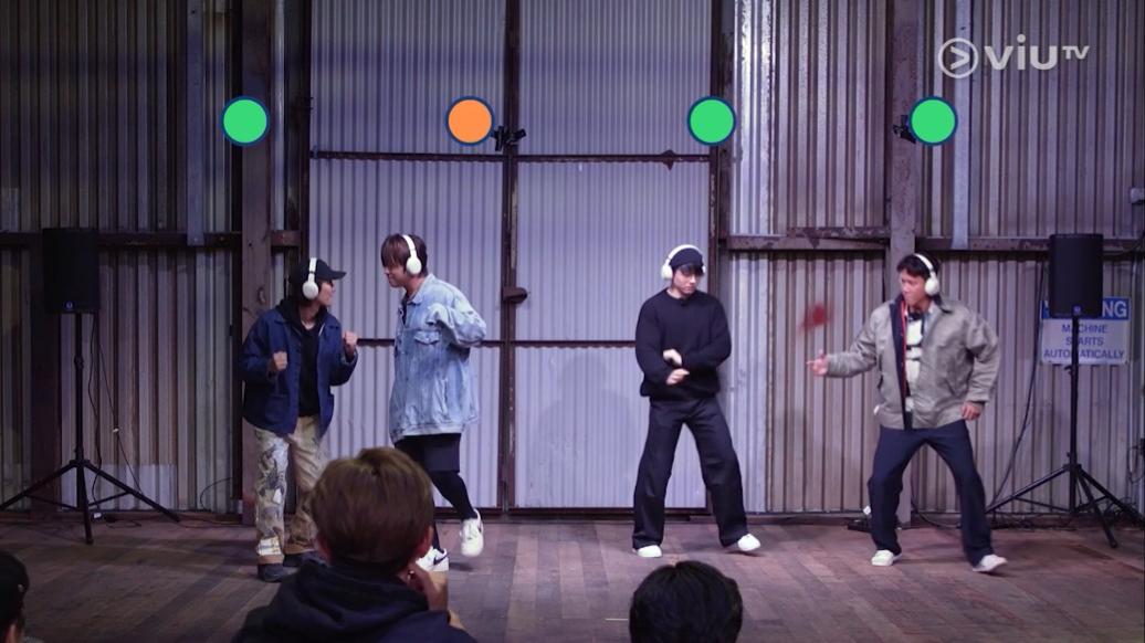 首回合的「誰是卧底」遊戲,姜濤的舞姿明顯有別於Ian、Stanley和Alton。