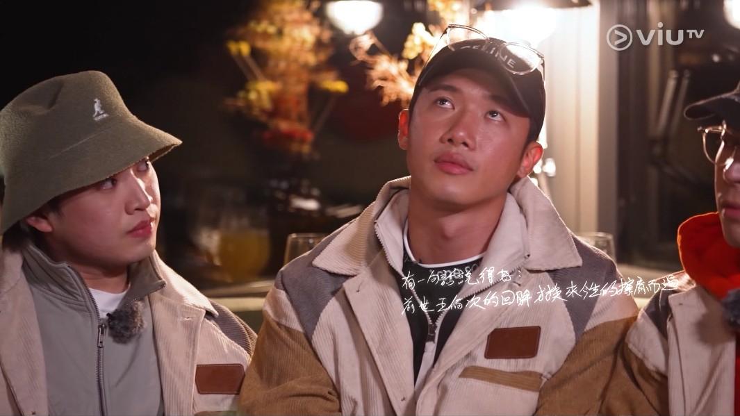 Stanley讀信時亦眼紅紅。