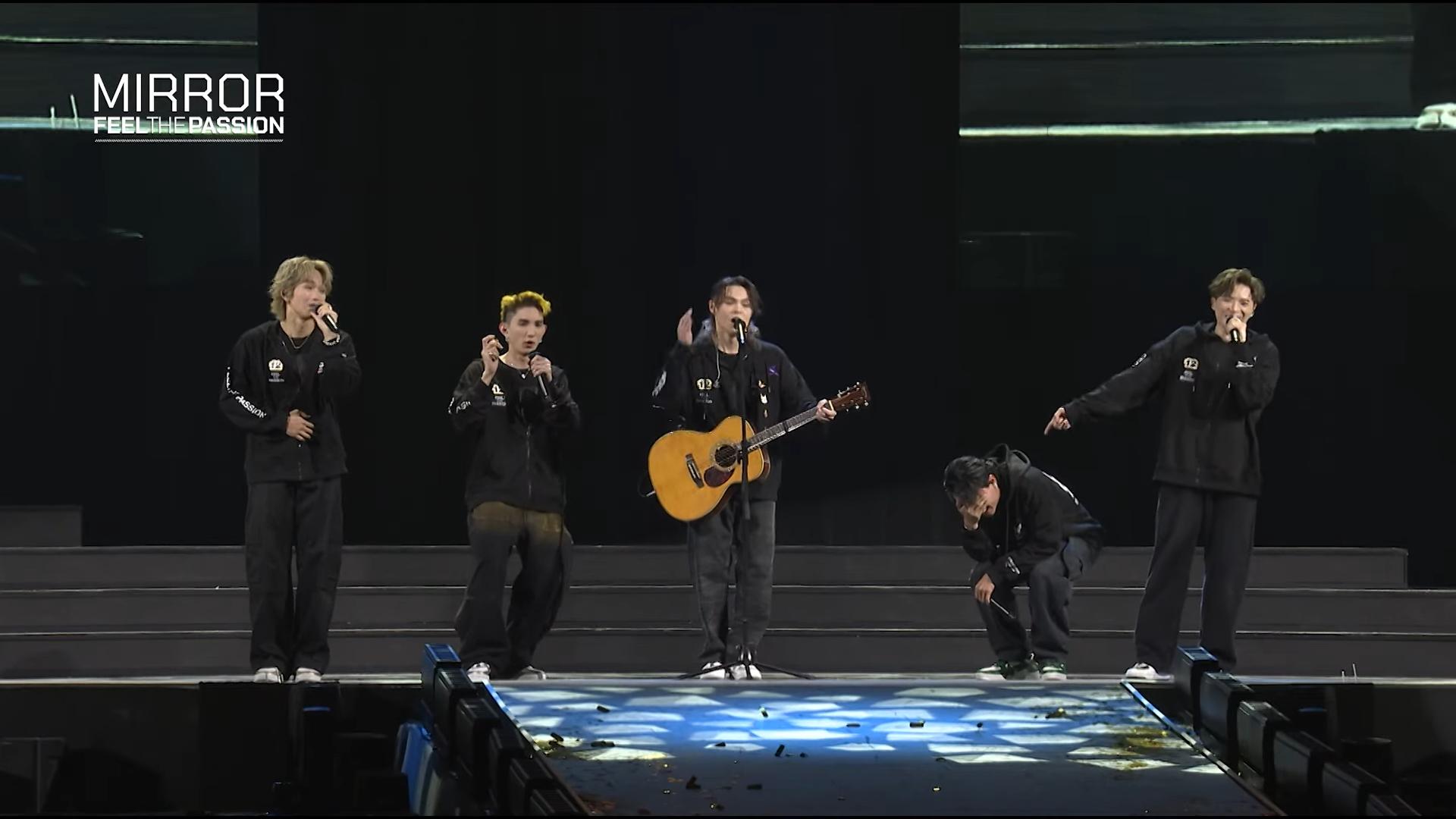 「雨天家族」演唱完畢後,AK笑到灣低腰。