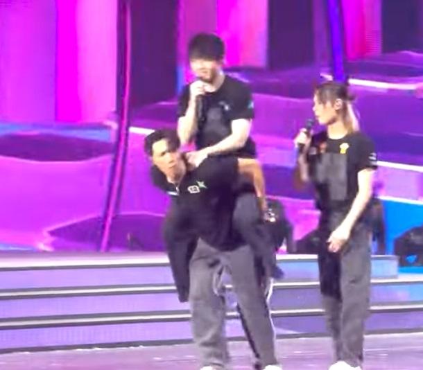 Stanley孭住Ian轉圈。